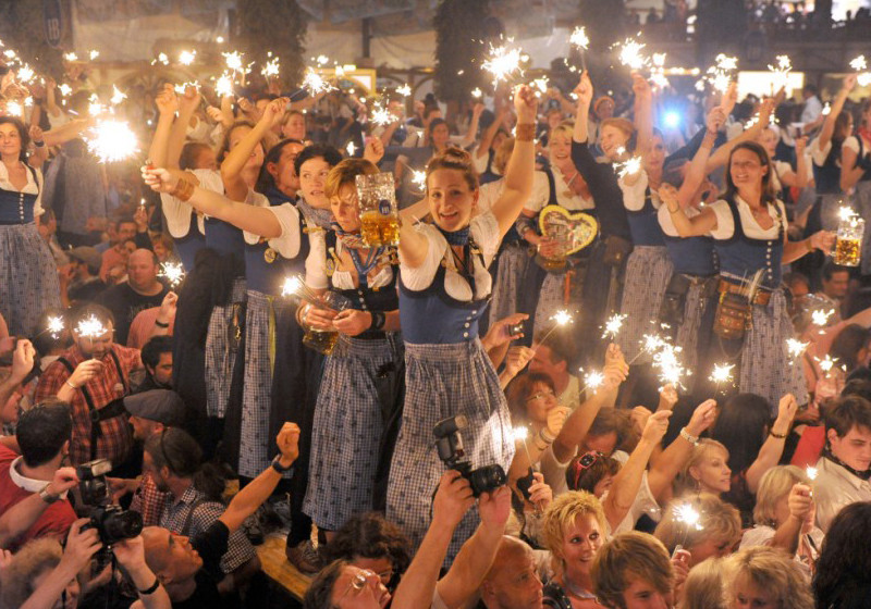  Tisch im Hacker-Festzelt 