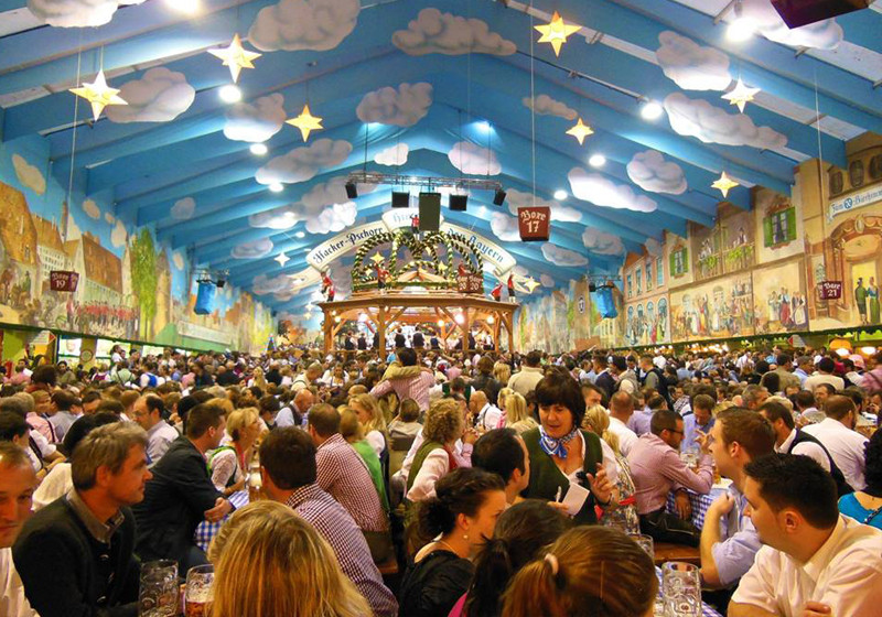  Tisch im Hacker-Festzelt 