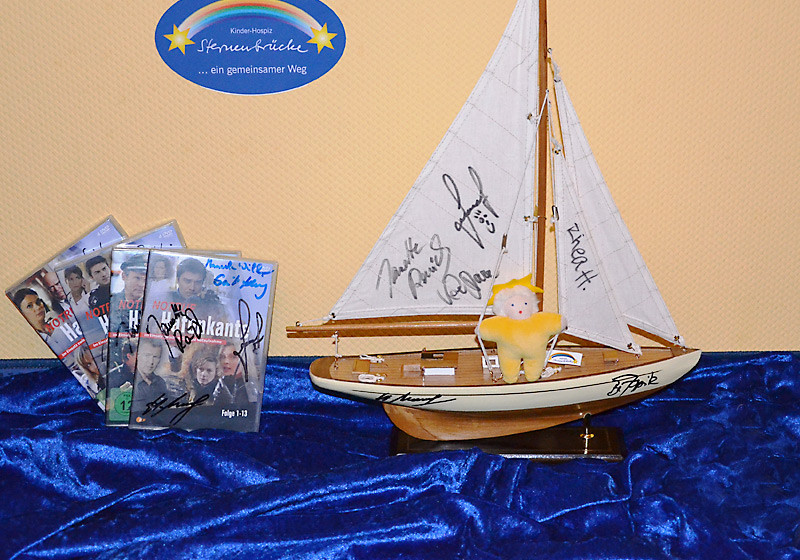 Modellsegelschiff und DVDs aus der Serie Notruf Hafenkante
