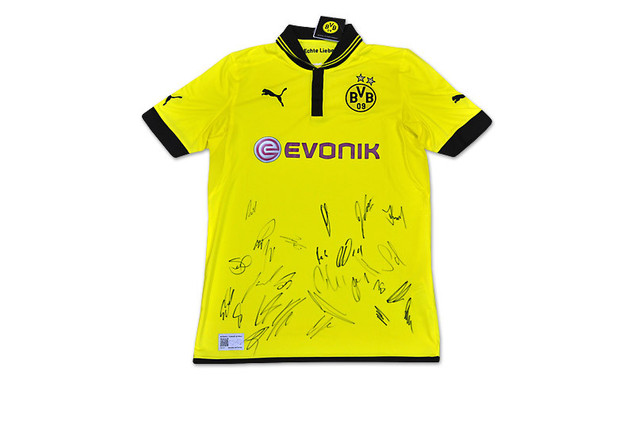 Original BVB-Trikot mit Spielerautogrammen