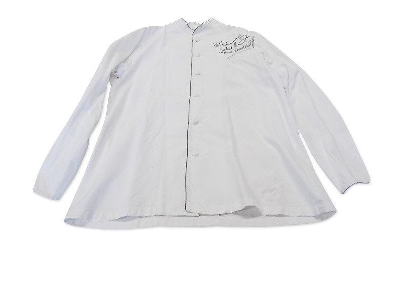 Eine Original-Kochjacke von dem 3-Sternekoch gibt es dazu