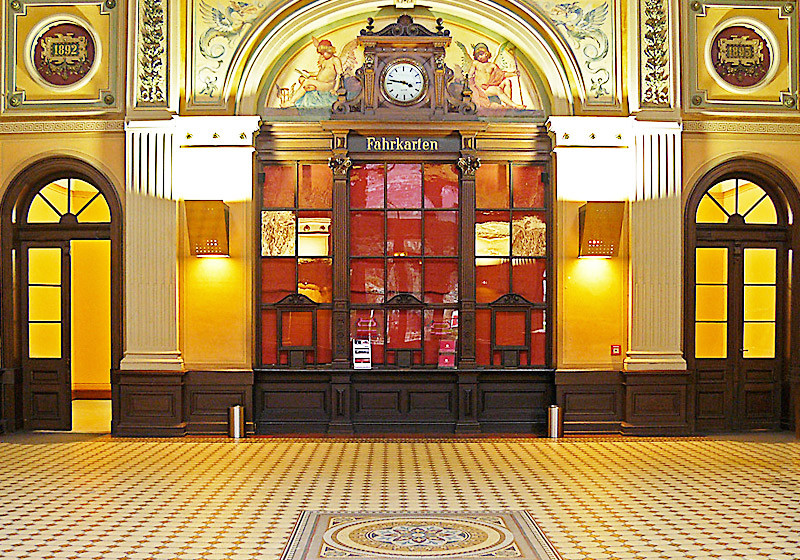 Der Eingangsbereich mit Kassenschalter des Festpielhauses Baden-Baden