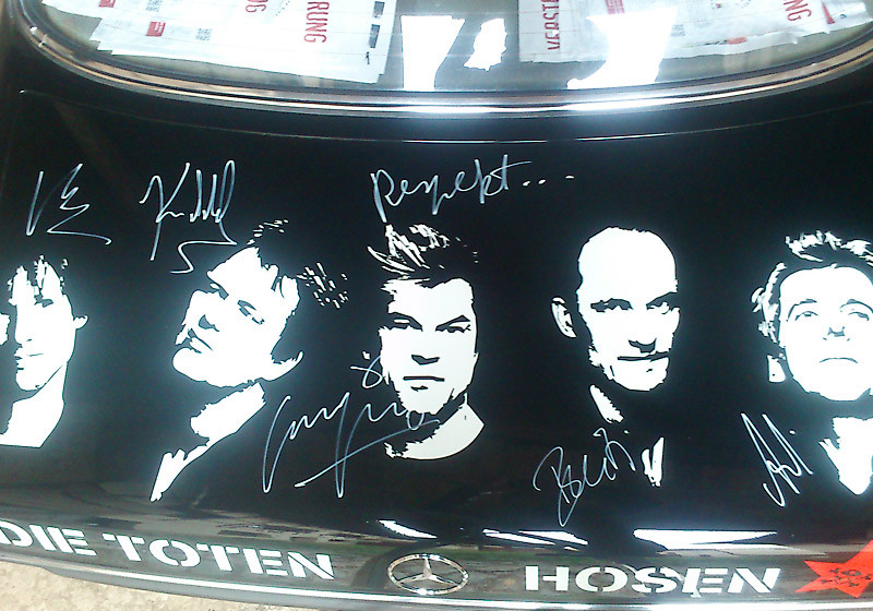 Der Mercedes wurde von den Toten Hosen persönlich signiert