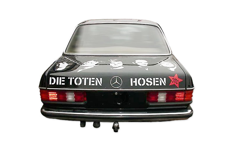 Portraits der Mitglieder auf der Kofferraumabdeckung des Rock-Mobils