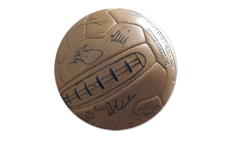 Signierter BVB-Ball im Retro-Look mit Autogrammen