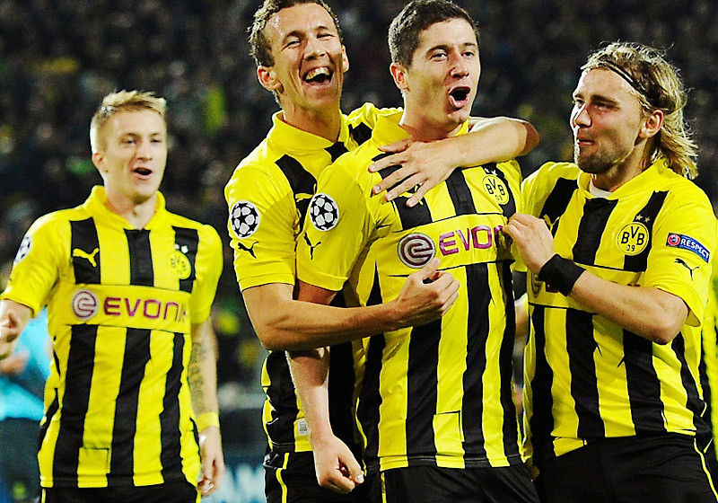 BVB-Ball im Retro-Look mit Spielerautogrammen