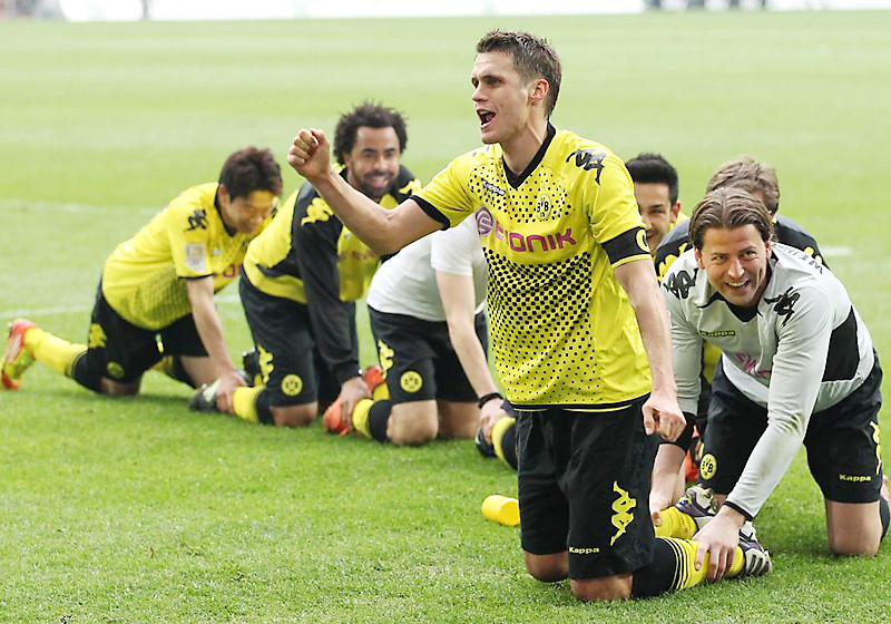  Signierter BVB Retro-Ball 