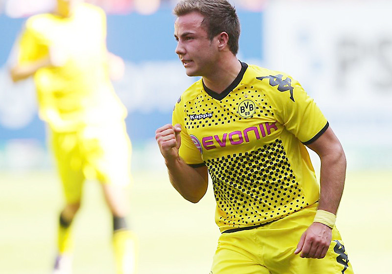  Signierter BVB Retro-Ball 