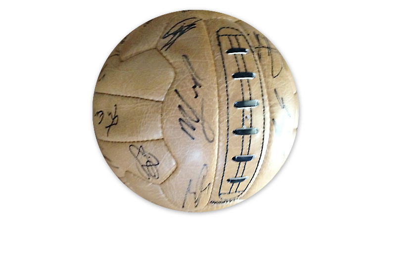  Signierter BVB Retro-Ball 