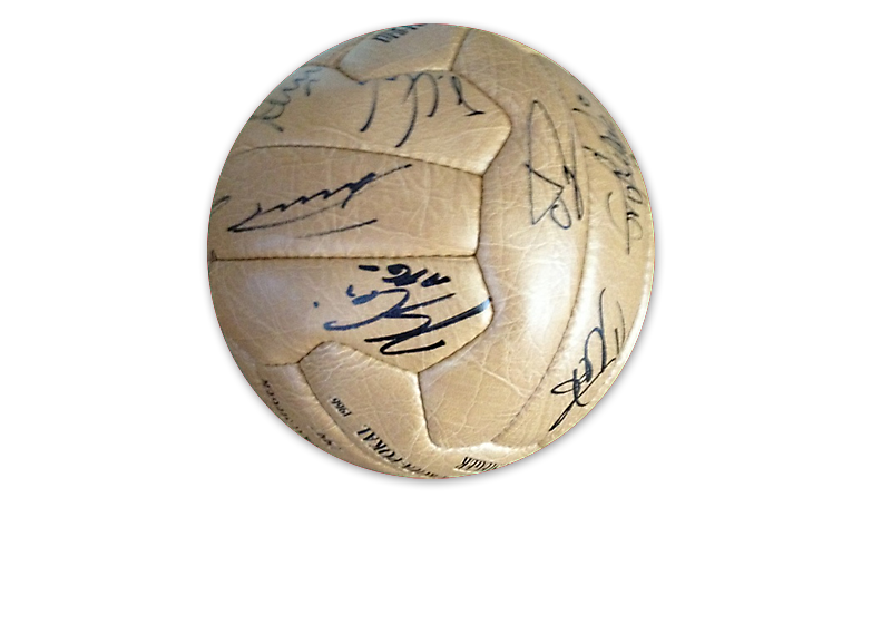  Signierter BVB Retro-Ball 