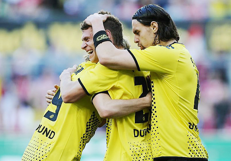  Trikots vom BVB & FCB 