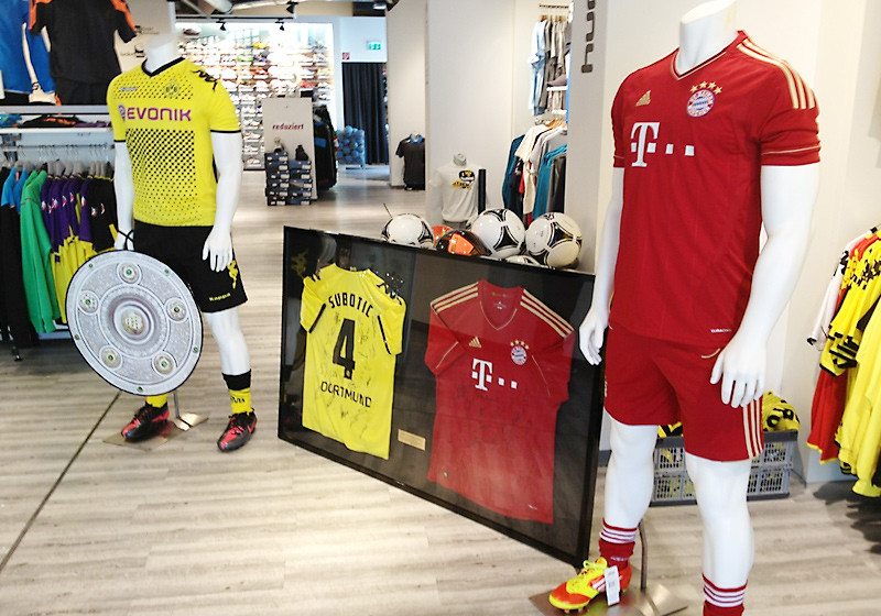  Trikots vom BVB & FCB 