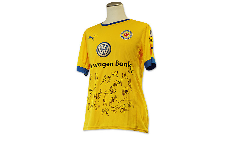 Trikot von Eintracht Braunschweig mit Unterschriften des gesamten Spieler-Kaders