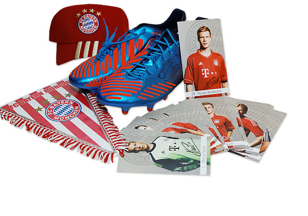 Fanpaket des FC Bayern München mit Cap, Wimpel, signierten Fußballschuhen