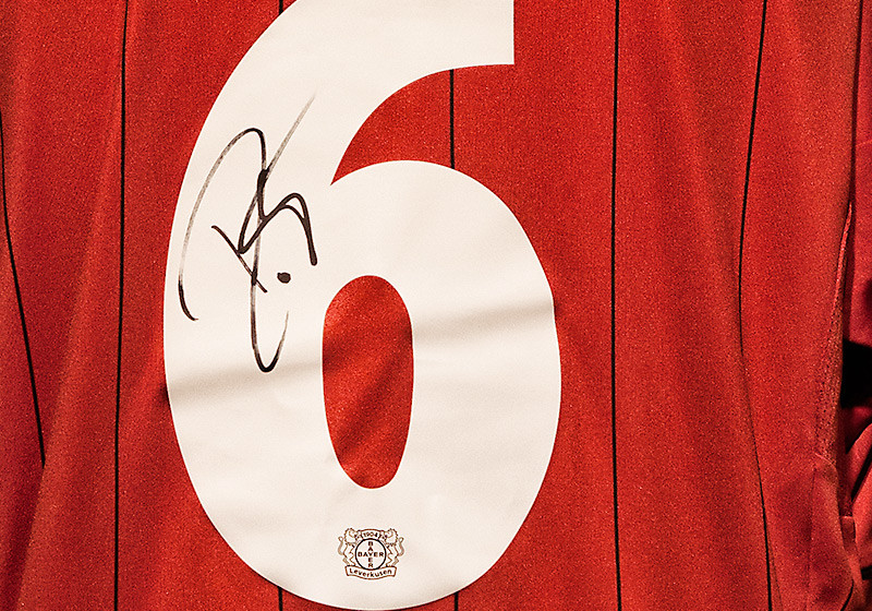 Unterschrift auf der Rückennummer des Trikots