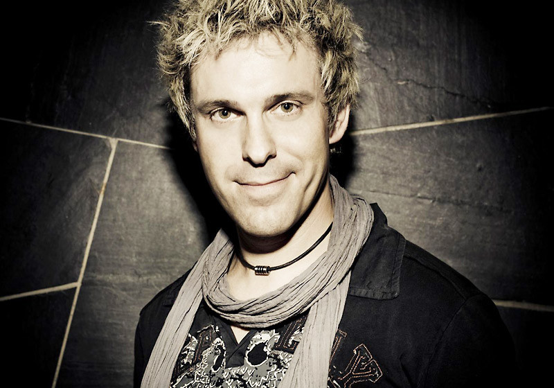 Der Komiker haucht mit seinen Bauchrednerkünsten den Puppen Leben ein