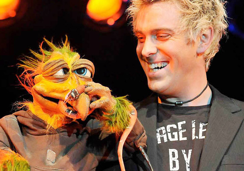 Neben seinen Bühnenauftritten engagiert er sich für bedürftige Kinder