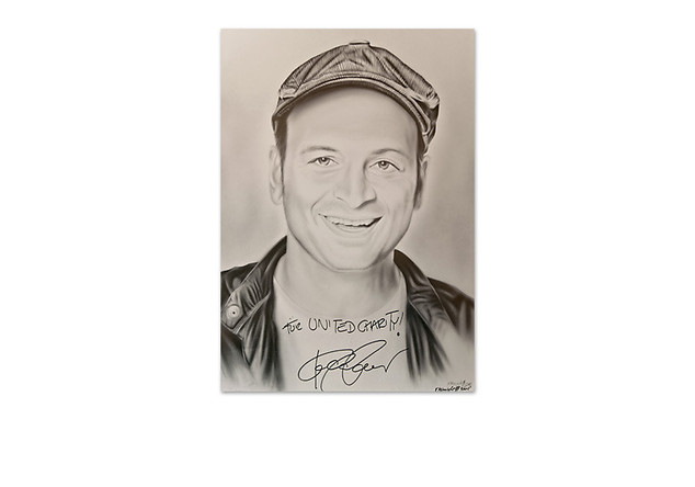 Portrait von Kaya Yanar mit Autogramm, bekannt aus der Sat.1-Sendung Was guckst du?!