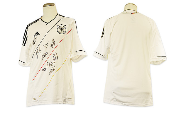 Trikot der deutschen U20 Nationalmannschaft mit Unterschriften