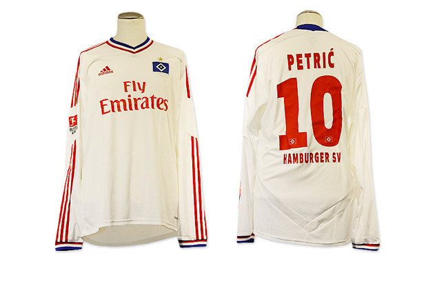 Langarm-Heimtrikot des HSV mit der Beflockung von Mladen Petric