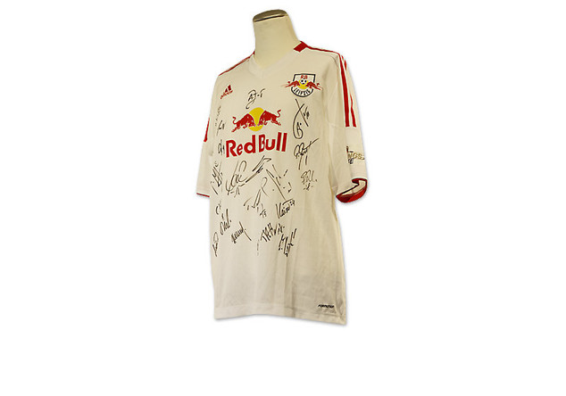 Trikot von Red Bull Leipzig mit den Unterschriften des gesamten Spieler-Kaders