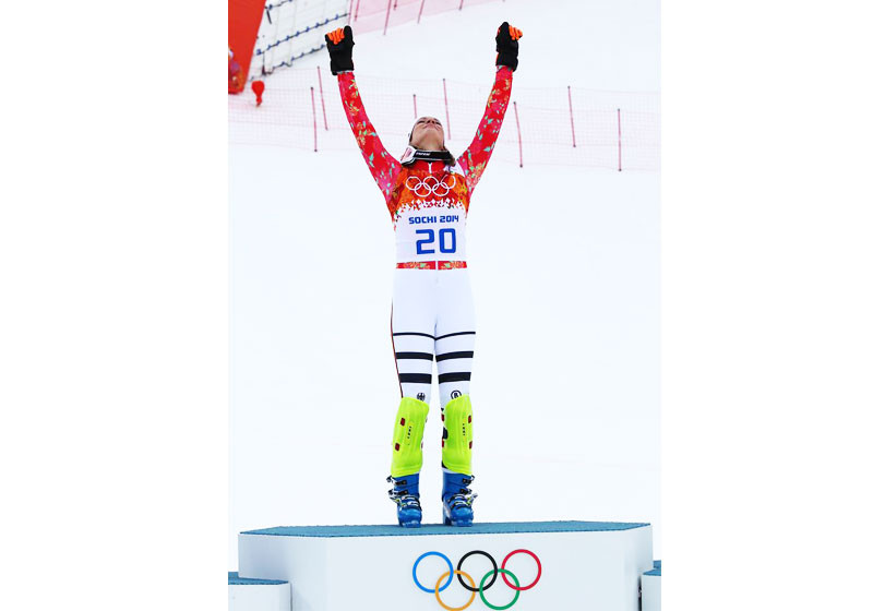 Maria Höfl-Riesch feiert im Rennanzug ihren Sieg in der Super-Kombination bei den Olympischen Winterspielen 2014 in Sotschi