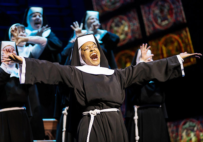 Kommen Sie hinter die Bühne und sehen Sie alle Highlights der Produktion