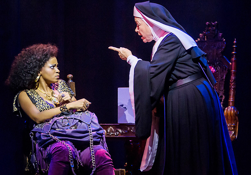 Schwester Mary Clarence unter den strengen Augen der Mutter Oberin