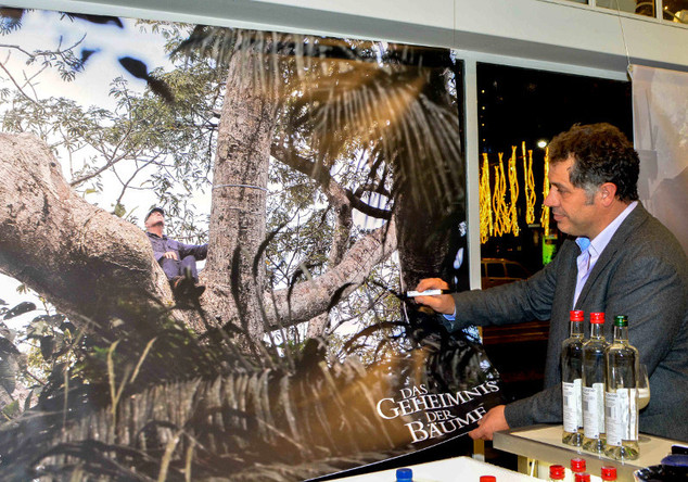 Filmbanner signiert von Luc Jacquet 