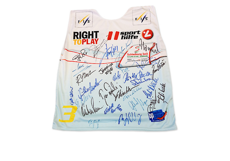 Startnummer der Ski-WM mit Autogrammen der Ski-Legenden