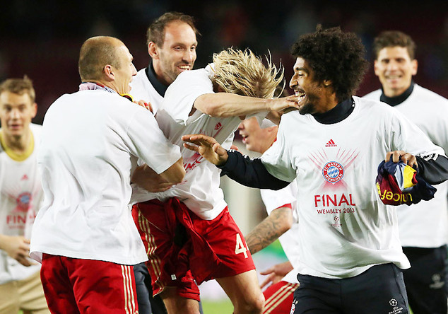 Die Bayern-Spieler feiern den Einzug ins CL-Finale