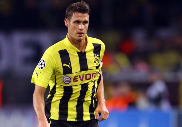 Borussen-Kapitän Sebastian Kehl übergibt die VIP-Tickets