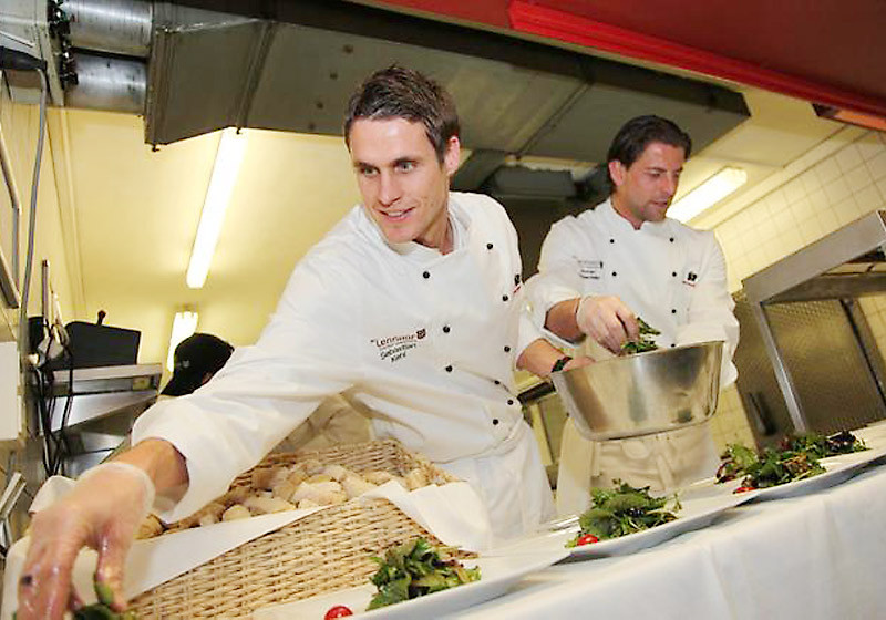 Die BVB-Spieler in der Küche des Dortmunder Hotel Lennhof