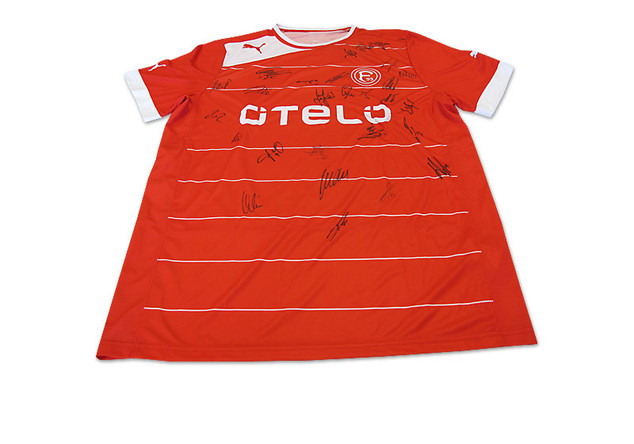 Original Fortuna-Trikot mit allen Unterschriften der Spieler