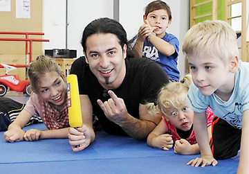 Comedian Bülent Ceylan unterstützt Therapiemöglichkeiten für behinderte Kinder Comedian Bülent Ceylan unterstützt Therapiemöglichkeiten für behinderte Kinder