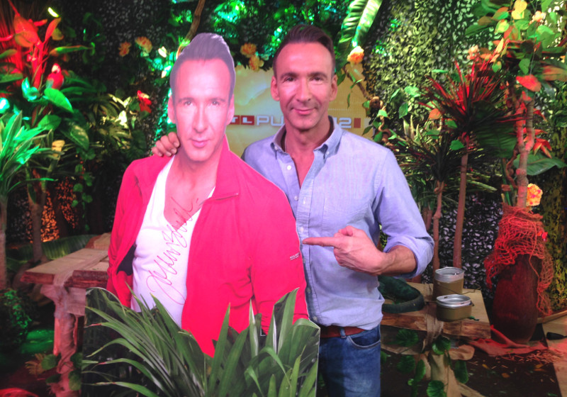 Jochen Bendel und sein Aufsteller aus dem Dschungelcamp