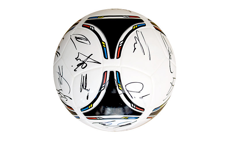 Der handsignierte Ball mit den Unterschriften von Jogi Löw und der DFB
