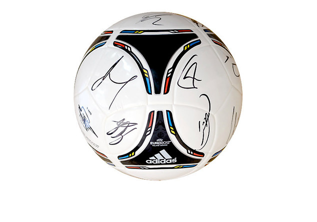 Ein von Bundestrainer Jogi Löw handsignierter Ball