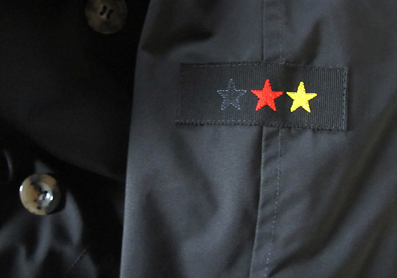 Aufgenähte Weltmeister-Sterne in den Farben schwarz, rot, gold