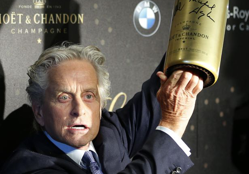 Während der Premiere von Liberace signierte Douglas die Flasche