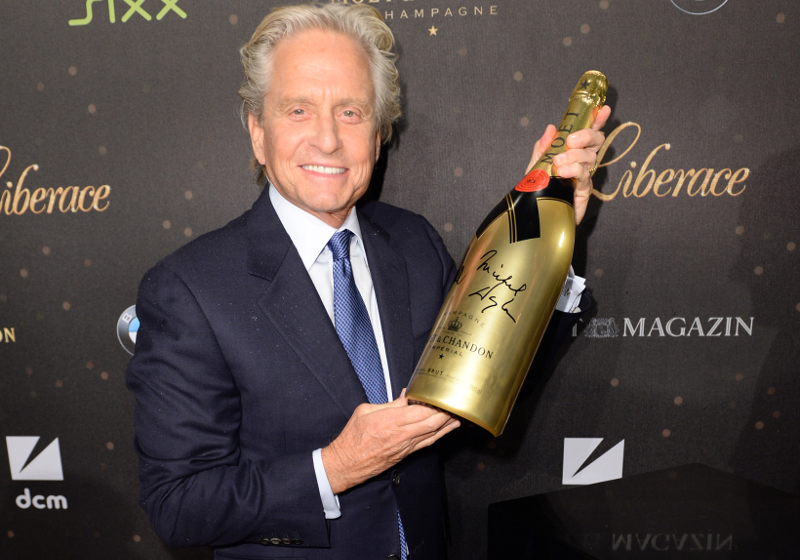 Champagner in den Händen des weltberühmten Hollywoodstars Michael Douglas