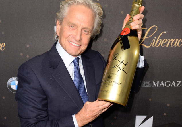 Auf der limitierten Gold-Edition haben Douglas, Michael Ballhaus, Max Rabe und Wolfgang Joop unterschrieben