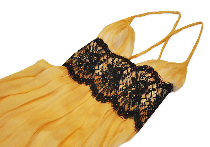 Apricotfarbenes Trägerkleid mit schwarzer Spitzenapplikation und floralem Muster