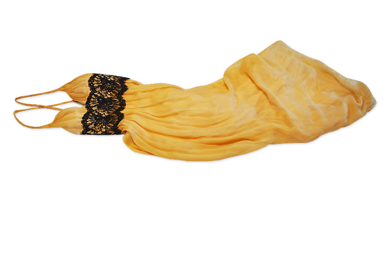 Zeitloses Abendkleid mit überkreuzten, gedrehten Trägern im Rückenbereich