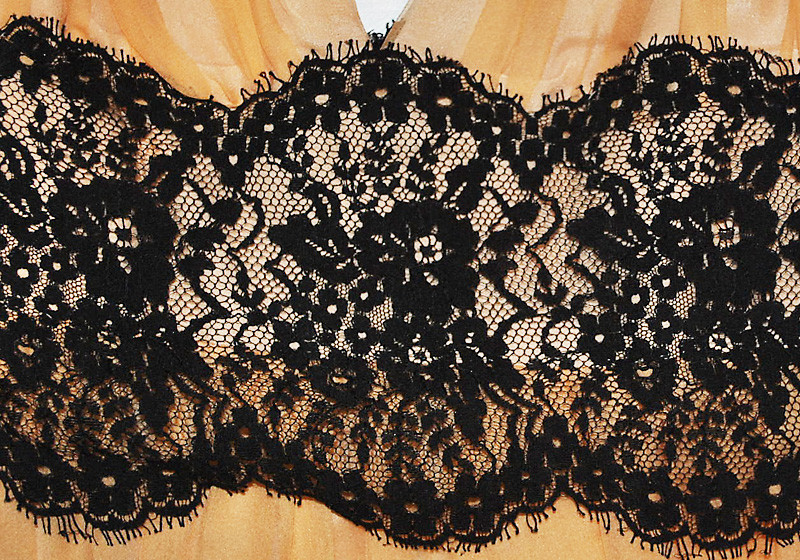 Zeitloser Schnitt mit schwarzer Spitzenapplikation und floralem Muster