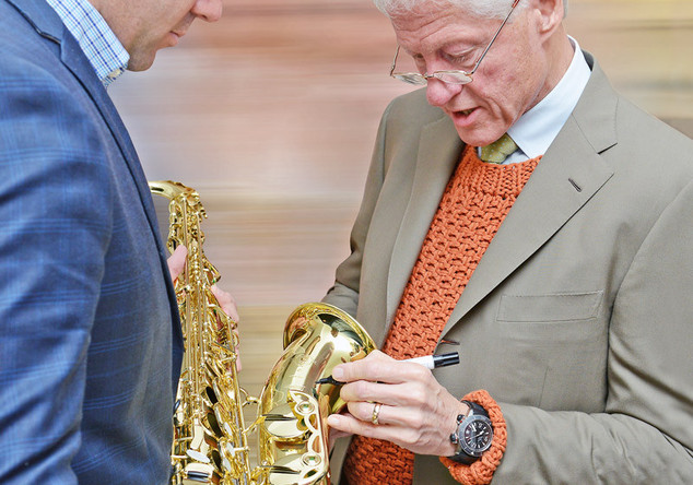 Das Tenorsaxophon wurde vom ehemaligen US-Präsidenten Clinton signiert