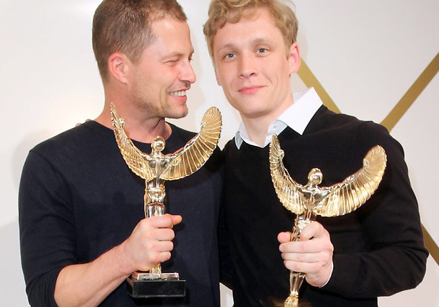 Til Schweiger und Matthias Schweighöfer mit der begehrten Trophäe