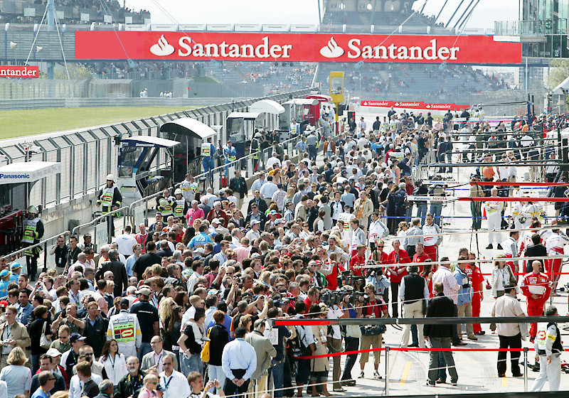 Beim Pit-Walk in der Boxengasse den Teams über die Schulter schauen