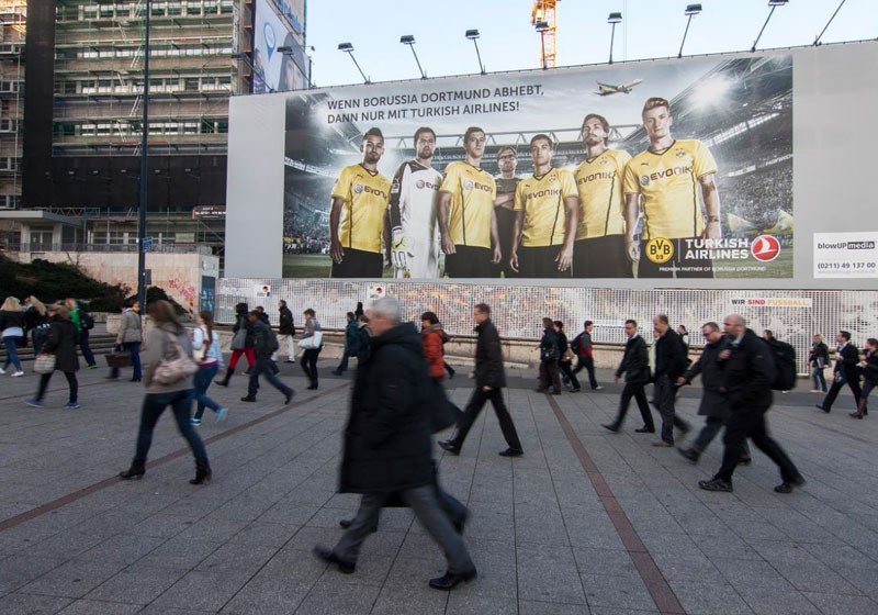 Exklusives BVB-Banner signiert von den Profis