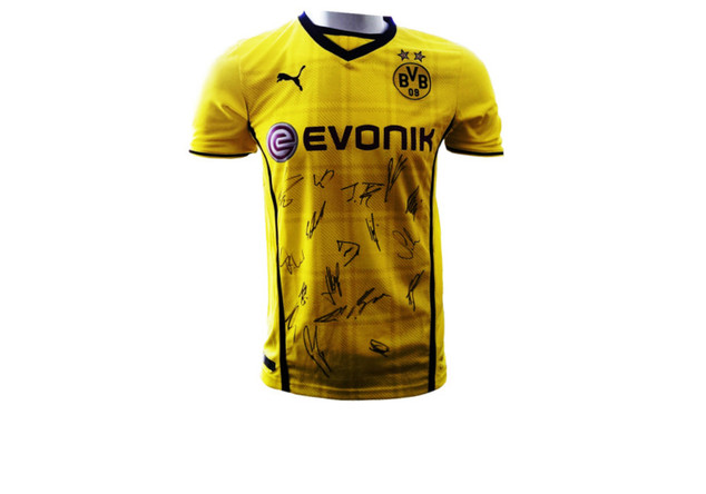 BVB-Trikot mit den Autogrammen der Spieler
